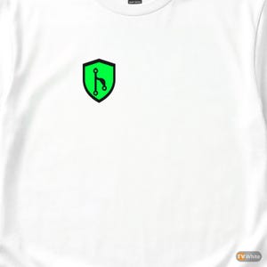 Puede incluir: Camiseta blanca de cuello redondo con un gráfico verde y negro en el pecho izquierdo. El gráfico tiene forma de escudo con un diseño verde en el interior. La camiseta es de algodón grueso.