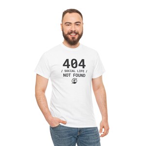 Camiseta "404 Vida Social Não Encontrada" / Camiseta Engraçada para Programador / Camiseta com Humor de Programação / Camiseta para Desenvolvedor / Presente para Engenheiro de Software