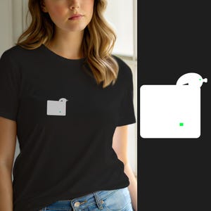 Puede incluir: Una camiseta negra de manga corta con un pequeño gráfico centrado en el pecho. El gráfico consiste en una forma cuadrada blanca con una protuberancia redondeada en la parte superior y un diminuto acento cuadrado verde brillante abajo a la derecha.