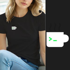 Peut inclure: Un t-shirt noir à manches courtes avec un petit motif de tasse à café blanche sur la poitrine gauche. Le design de la tasse comprend un symbole de ligne de commande vert vif composé d'un signe supérieur à et d'un tiret bas, avec de la vapeur.