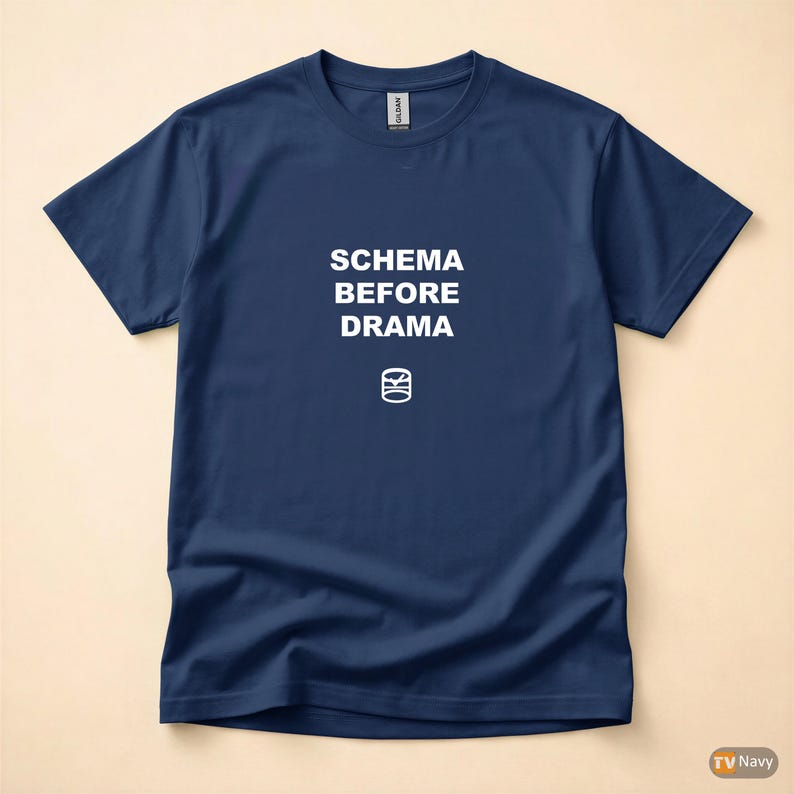 Koszulka „Schemat przed dramatem” / Koszulka programisty SQL / Koszulka programisty baz danych / Prezent dla inżyniera danych / Odzież z humorem SQL zdjęcie 4