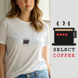 Może przedstawiać: Biały t-shirt z krótkim rękawem z małą grafiką na piersi przedstawiającą czarny kubek do kawy z beżowym brzegiem, czterema czerwonymi kwadratowymi ikonami i trzema czarnymi nawiasami klamrowymi powyżej oraz czarnym napisem SELECT COFFEE poniżej.