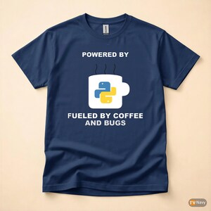 Camiseta "Powered By Python" / Camiseta para Desenvolvedor/Programador / Camiseta com Humor sobre Café e Programação imagem 4