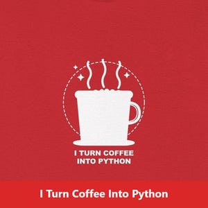 Op de afbeelding: Rood t-shirt met een witte afbeelding van een koffiemok en stoom. De tekst "I TURN COFFEE INTO PYTHON" staat eronder. Het shirt is gemaakt van een zacht materiaal.
