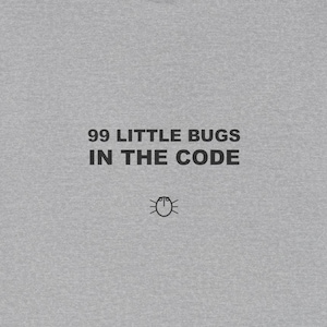 Op de afbeelding: Een lichtgrijs t-shirt met de zwarte tekst "99 LITTLE BUGS IN THE CODE" en een kleine keverafbeelding. Het t-shirt heeft een ronde hals.