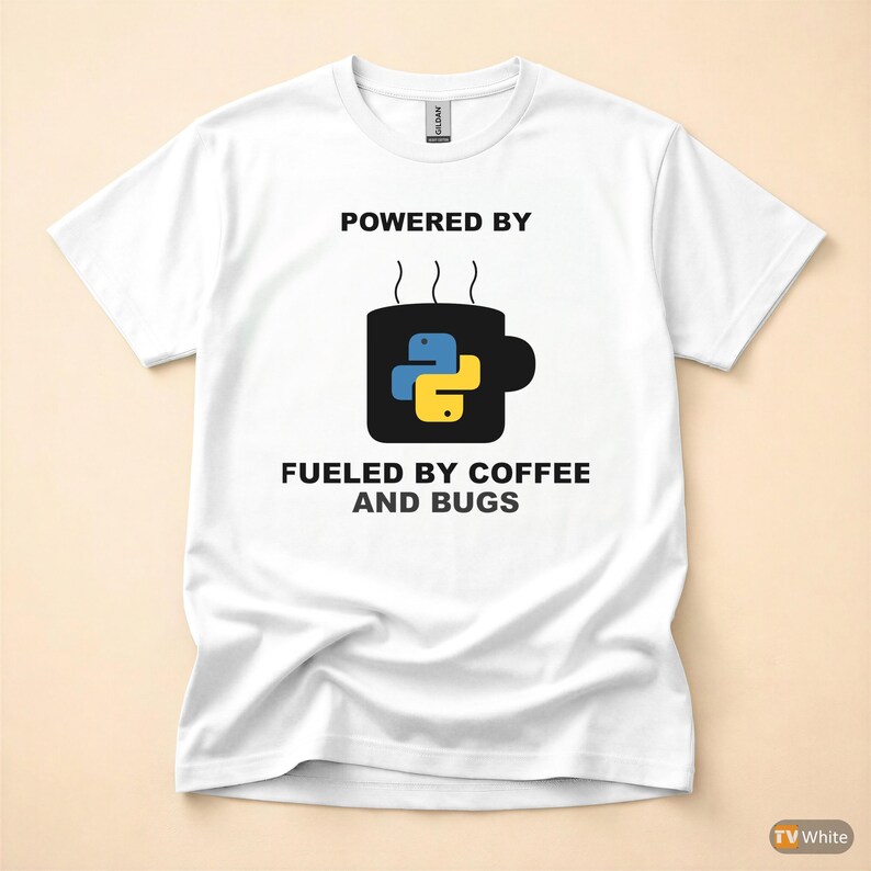 Camiseta "Powered By Python" / Camiseta para Desenvolvedor/Programador / Camiseta com Humor sobre Café e Programação imagem 7