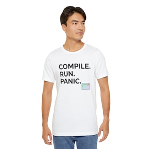 Koszulka Compile Run Panic / Koszulka programisty / Zabawna koszulka z kodowaniem / Koszulka z humorem dla programisty / Prezent dla inżyniera oprogramowania