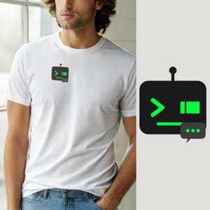 Op de afbeelding: Een wit T-shirt met korte mouwen en een kleine afbeelding op de borst. De afbeelding toont een donkergrijze, afgeronde, rechthoekige robotkop met één antenne, een felgroen opdrachtpromptsymbool, een cursor en een groen tekstballonnetje.