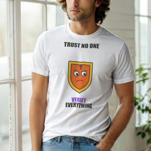 Lita inte på någon / Cybersäkerhet / Noll förtroende / InfoSec-utvecklare T-shirt