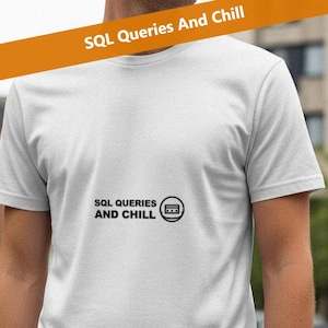 Könnte beinhalten: Weißes T-Shirt mit dem schwarzen Text "SQL Queries And Chill" und einer kleinen Grafik. Ein orangefarbenes Banner mit dem gleichen Text verläuft über die Oberseite des Bildes. Das T-Shirt hat kurze Ärmel.