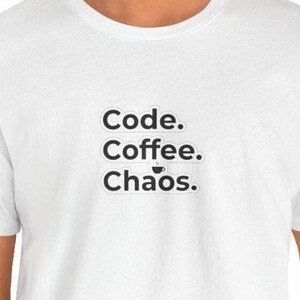 Camiseta Code Coffee Chaos – Camiseta para programadores – Regalo para desarrolladores – Camiseta Coding Life – Camiseta minimalista para geeks – Camiseta con humor informático