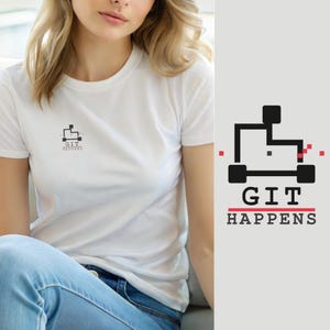 Puede incluir: Una camiseta blanca de manga corta con un pequeño gráfico negro en el pecho izquierdo. El diseño consiste en una forma geométrica estilizada sobre el texto "GIT HAPPENS" en una fuente oscura y negrita con una línea roja fina debajo.
