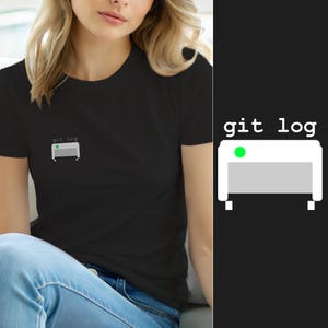 Puede incluir: Una camiseta negra de manga corta con un pequeño gráfico blanco en el pecho izquierdo. El gráfico muestra el texto "git log" en una fuente monoespaciada sobre un icono rectangular blanco con un círculo verde y una barra gris horizontal.