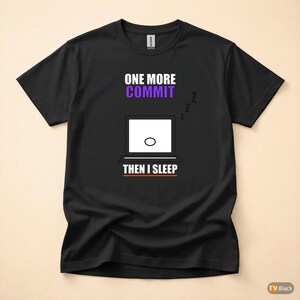 Puede incluir: Camiseta negra con el texto "ONE MORE COMMIT" en blanco y morado sobre un gráfico de portátil. Debajo del portátil está el texto "THEN I SLEEP" en naranja. El diseño incluye símbolos "Z", que sugieren sueño.