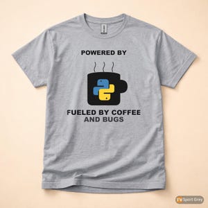Camiseta "Powered By Python" / Camiseta para Desenvolvedor/Programador / Camiseta com Humor sobre Café e Programação imagem 8