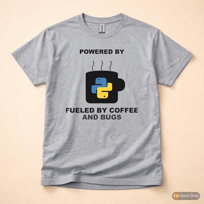 Camiseta "Powered By Python" / Camiseta para Desenvolvedor/Programador / Camiseta com Humor sobre Café e Programação imagem 8