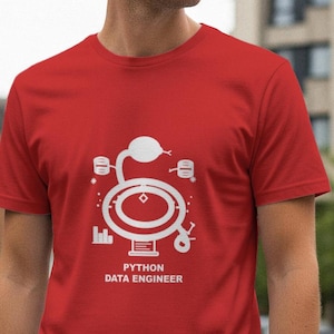Op de afbeelding: Een rood t-shirt met een wit grafisch ontwerp. Het ontwerp bevat een slang en geometrische vormen, met de tekst "PYTHON DATA ENGINEER". Het shirt heeft korte mouwen.