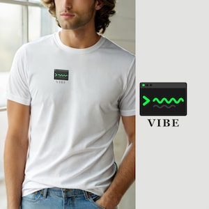 Puede incluir: Una camiseta blanca de manga corta con un pequeño gráfico en el pecho izquierdo. El gráfico es un icono de ventana rectangular gris oscuro con un símbolo de mayor que verde brillante y una línea ondulada, con la palabra VIBE impresa en negro debajo.