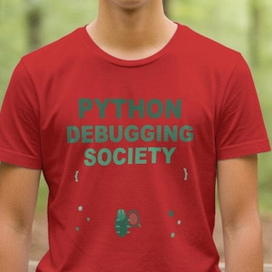 Op de afbeelding: Rood t-shirt met de groene tekst "PYTHON DEBUGGING SOCIETY". Het shirt heeft een ronde hals en korte mouwen. Een kleine afbeelding van een kerstboom staat eronder.