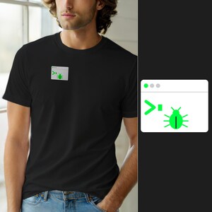 Może przedstawiać: Czarny t-shirt z krótkim rękawem z małą grafiką na lewej piersi. Grafika przedstawia białe okno terminala komputerowego z zielonym symbolem wiersza poleceń oraz zieloną ikoną owada wewnątrz ramki okna.
