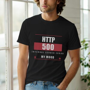 Può includere: T-shirt nero con la scritta "HTTP 500 INTERNAL SERVER ERROR MY MOOD" in bianco e rosso. Il design include un rettangolo rosso con il numero "500" in bianco. La maglietta è a girocollo.
