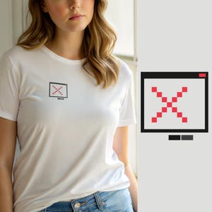 Op de afbeelding: Een wit T-shirt met korte mouwen en een kleine afbeelding op de linkerborst. De afbeelding toont de zwarte omtrek van een computermonitor met een rood gepixeld X-symbool, een klein rood vierkantje rechtsboven en twee donkergrijze knoppen.