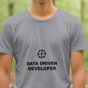 Développeur axé sur les données / T-shirt humoristique pour programmeur / Cadeau pour codeur / Cadeau pour ingénieur logiciel / T-shirt humoristique sur le codage image 1