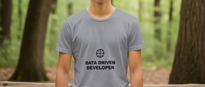 Développeur axé sur les données / T-shirt humoristique pour programmeur / Cadeau pour codeur / Cadeau pour ingénieur logiciel / T-shirt humoristique sur le codage image 1