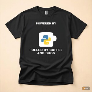 Camiseta "Powered By Python" / Camiseta para Desenvolvedor/Programador / Camiseta com Humor sobre Café e Programação imagem 3