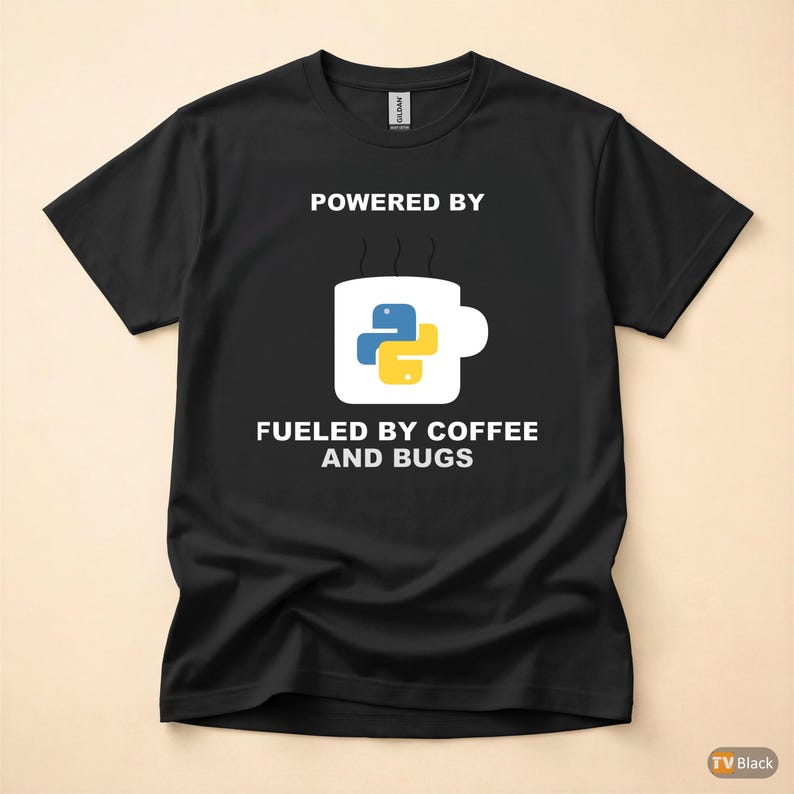 Camiseta "Powered By Python" / Camiseta para Desenvolvedor/Programador / Camiseta com Humor sobre Café e Programação imagem 3