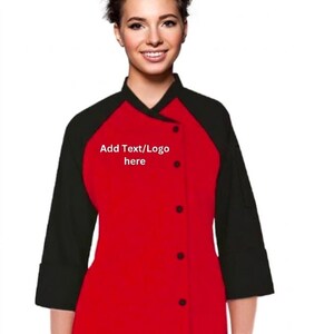 Könnte beinhalten: Eine rot-schwarze Kochjacke mit dem Text "Add Text/Logo here". Die Jacke hat einen Stehkragen, Dreiviertelärmel und schwarze Knöpfe. Die Ärmel und Schultern sind schwarz, während der Körper rot ist.