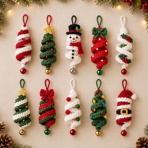 Puede incluir: Diez adornos navideños de ganchillo dispuestos en dos filas. Los diseños incluyen árboles en espiral, un muñeco de nieve con sombrero negro, un traje de Papá Noel y varios patrones festivos en rojo, verde y blanco, con un cascabel colgante.