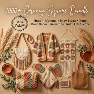 Puede incluir: Una colección de artículos de ganchillo hechos a mano, que incluyen un bolso con flecos, una rebeca, un tapiz de pared, una manta y un bolso tote. Los artículos presentan un diseño de granny square en colores neutros con acentos de verde, morado y naranja. La imagen también incluye posavasos, un pequeño osito de peluche y un pequeño monedero.