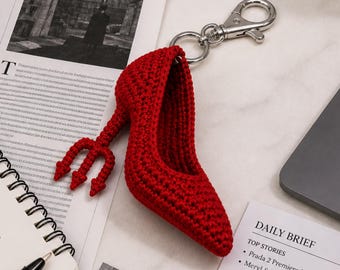 Statuetta all'uncinetto a forma di forcone con tacco, portachiavi all'uncinetto ispirato a Il diavolo veste Prada 2 con scultura a stiletto rosso, portachiavi amigurumi, grazioso regalo fatto a mano