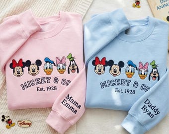 Maglietta personalizzata con ricamo di Mickey & Co Est 1928, Topolino e amici, maglietta per vacanze in famiglia a Disney, maglietta per Disneyland, maglietta per viaggio a Disney