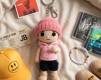 Portachiavi all'uncinetto di Justin Bieber e del Coachella, amigurumi di Justin, regalo fatto a mano per i fan di JB, per gli appassionati di festival di musica pop, regalo per i fan
