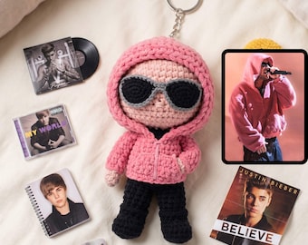 Portachiavi all'uncinetto di Justin Bieber e del Coachella, amigurumi di Justin, regalo fatto a mano per i fan di JB, per gli appassionati di festival di musica pop, regalo per i fan