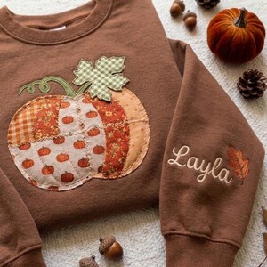 Personlig broderad pumpatröja, lapptäcke med pumpaapplikation, hösttröja med namn och ärm, höstpresent till henne