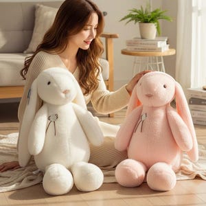 Könnte beinhalten: Handgemachtes Holzschild mit dem Text "Welcome to our home" in handschriftlichem Stil. Das Schild ist weiß lackiert und hat einen dunkel gebeizten Holzrahmen. Das Schild ist ca. 30 cm breit und 20 cm hoch.