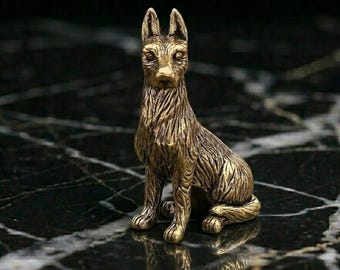 Estatua miniatura de pastor alemán de latón macizo - Figura vintage de perro pastor alemán para decoración del hogar y amuleto de la suerte para el escritorio.