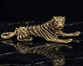 Miniatura de estatua de tigre de latón antiguo - Figura de leopardo saltando de bronce antiguo Amuleto de la suerte