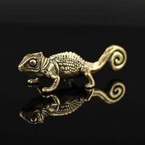 Escultura de reptil en latón texturizado, miniatura de lagarto picado para decoración de escritorio.