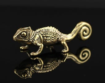 Escultura de reptil en latón texturizado, miniatura de lagarto picado para decoración de escritorio.