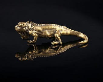 Figura de iguana de latón antiguo, miniatura de adorno de reptil con detalles de filigrana y acabado en oro envejecido.