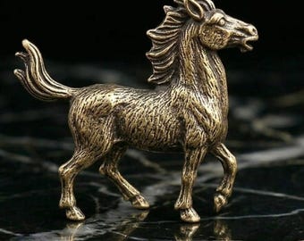 Estatua de caballo en miniatura de latón macizo - Figura vintage de Feng Shui galopando para decoración del hogar y amuleto de la suerte para el escritorio