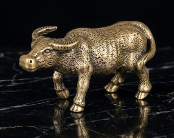 Estatua de toro de latón vintage, figura de animal pequeño, decoración para el hogar, la oficina o la mesa.