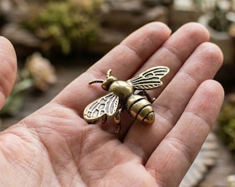 Estatua de abeja de latón, pequeña decoración, amuleto de insecto detallado, acabado en oro envejecido.