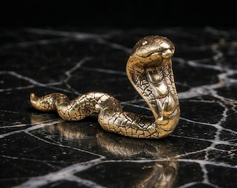 Miniatura de estatua de cobra de latón vintage - Figura de serpiente de bronce antiguo Amuleto de la suerte para el escritorio