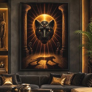 Puede incluir: Una impresión de arte mural enmarcada que presenta una gran cabeza de pantera negra centrada ante un sol dorado brillante, flanqueada por dos altas columnas de piedra. Debajo, la silueta de una pantera camina sobre un suelo texturizado.