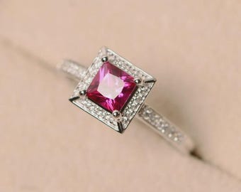 Anillo de compromiso con rubí talla princesa, anillo con halo de oro blanco de 14 quilates, anillo de promesa con piedra natal de julio, regalo para ella, anillo nupcial minimalista, regalo de aniversario
